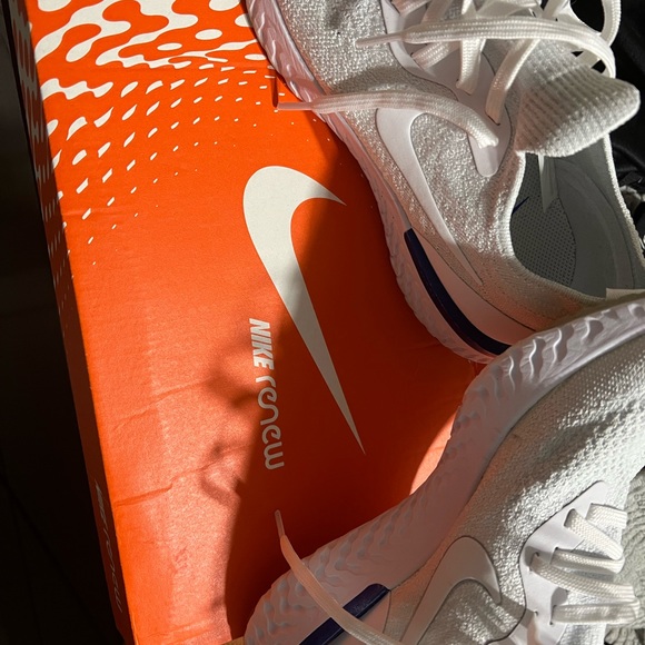 Nike is used but look new - Picture 3 of 4